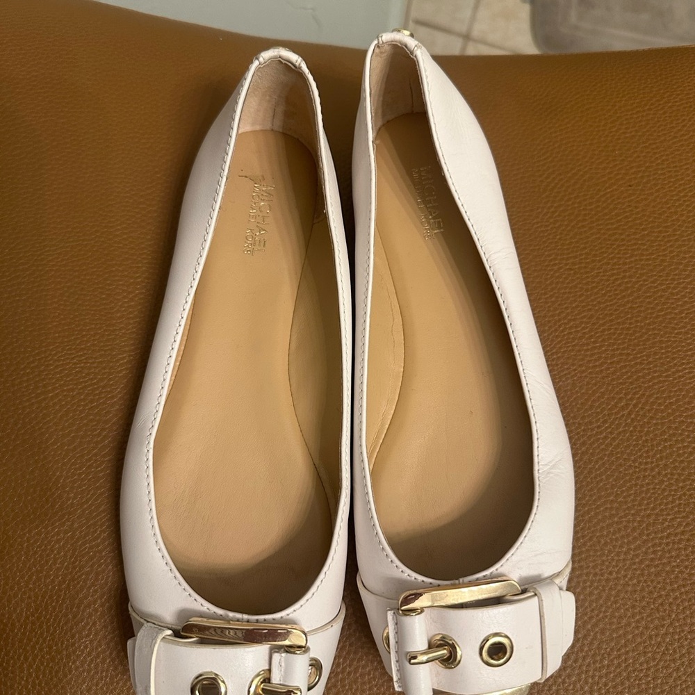 MICHAEL Michael Kors White Flats with Gold Buckle - Picture 2 of 4